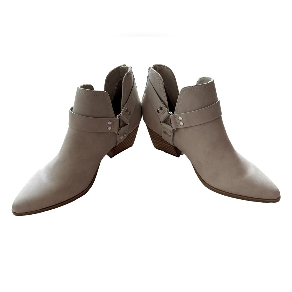 DV- Dolce Vita- Women’s V cutout ankle booties western inspired- Taupe- Size 9